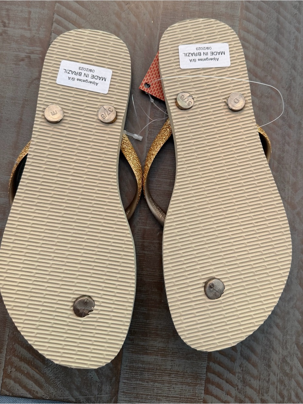 Havaianas Women’s Gold Flip Flops – Metallic Gold NEW - Picture 2 of 2